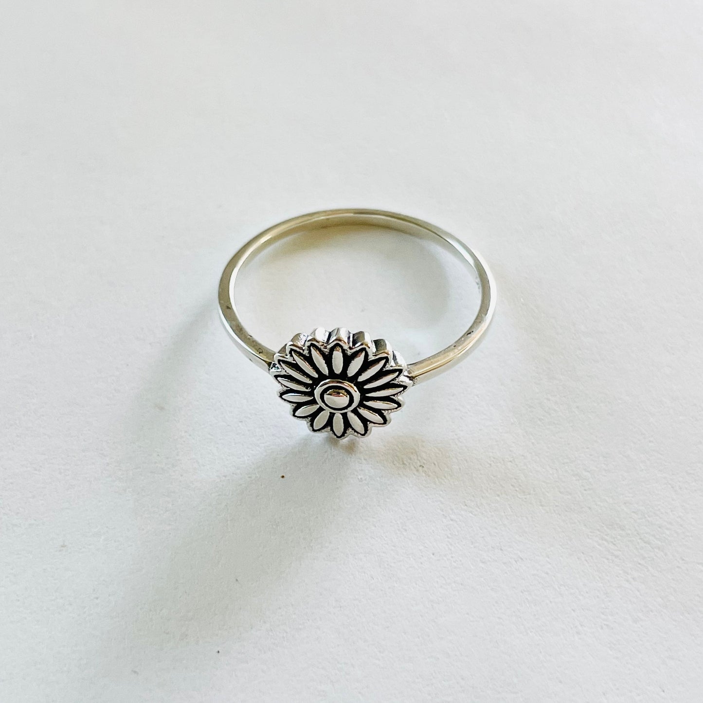 Sterling Silver Dainty Daisy Ring, Silver Daisy Ring, Promise Flower Ring, Silver Flower Ring, Floral Love Ring, Daisy Statement Ring.