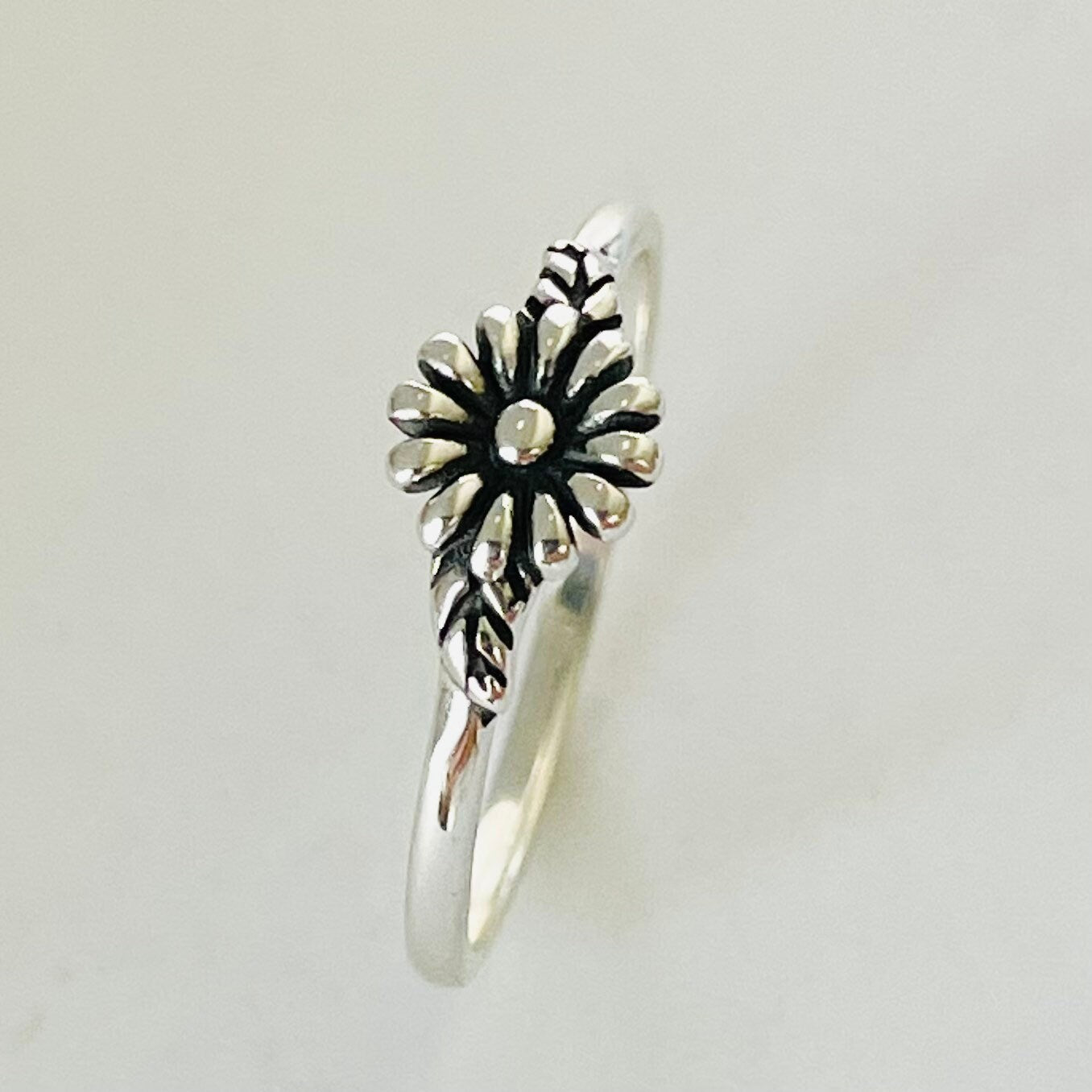 Small Daisy Sterling Silver Ring, Daisy Ring, Dainty Ring, Floral Ring, Flower Ring, Leaves Ring, Boho Ring, Statement Ring