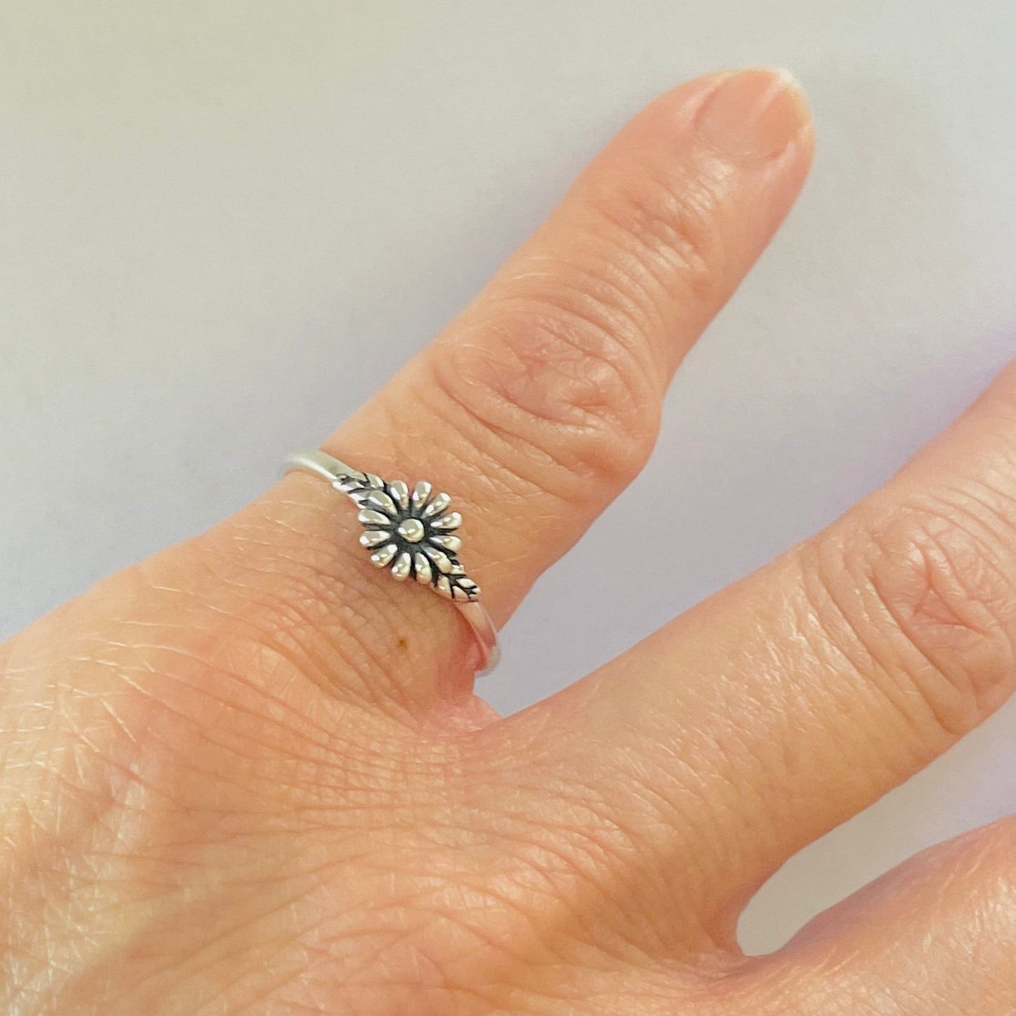 Small Daisy Sterling Silver Ring, Daisy Ring, Dainty Ring, Floral Ring, Flower Ring, Leaves Ring, Boho Ring, Statement Ring