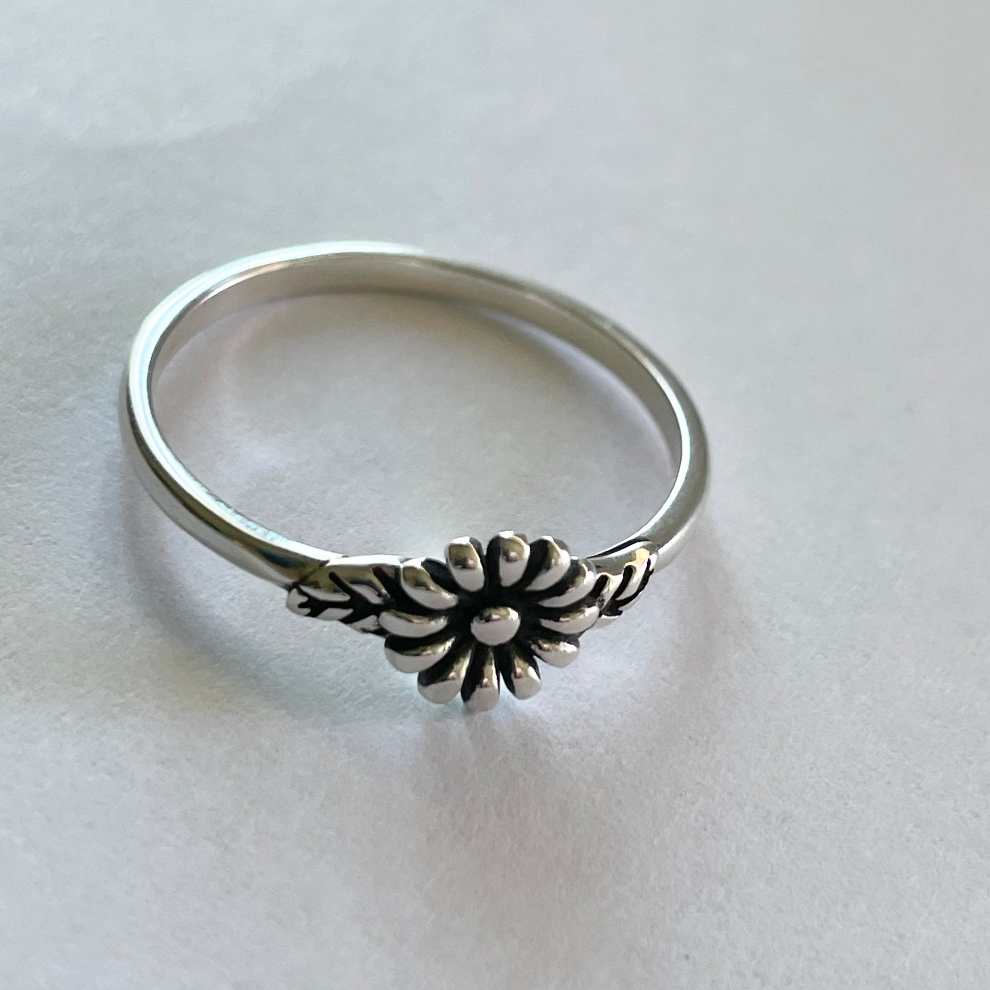 Small Daisy Sterling Silver Ring, Daisy Ring, Dainty Ring, Floral Ring, Flower Ring, Leaves Ring, Boho Ring, Statement Ring