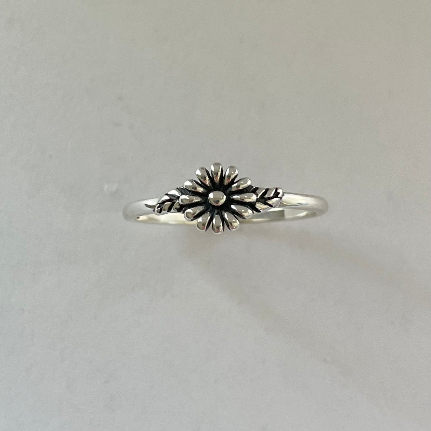 Small Daisy Sterling Silver Ring, Daisy Ring, Dainty Ring, Floral Ring, Flower Ring, Leaves Ring, Boho Ring, Statement Ring