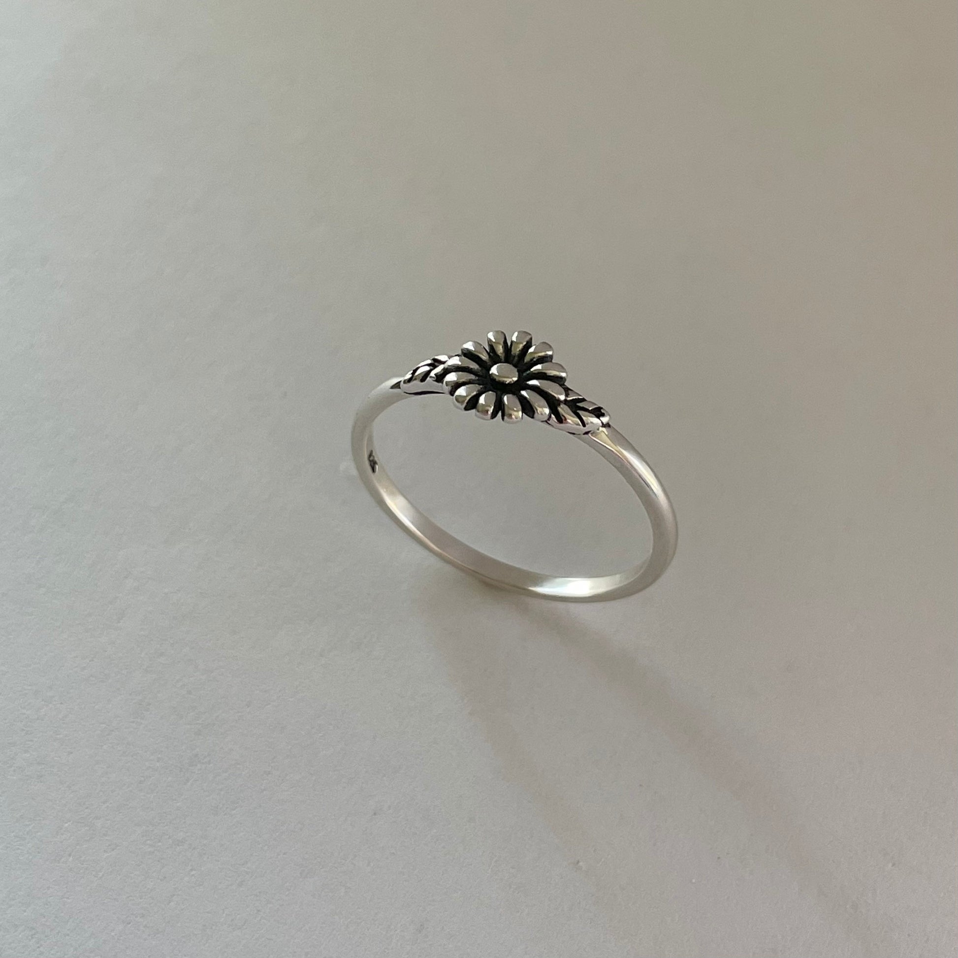 Small Daisy Sterling Silver Ring, Daisy Ring, Dainty Ring, Floral Ring, Flower Ring, Leaves Ring, Boho Ring, Statement Ring