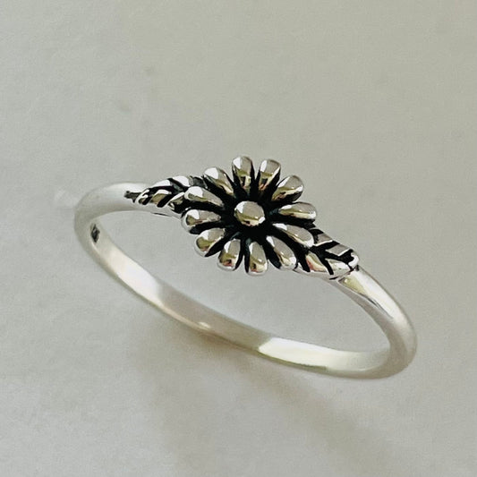 Small Daisy Sterling Silver Ring, Daisy Ring, Dainty Ring, Floral Ring, Flower Ring, Leaves Ring, Boho Ring, Statement Ring